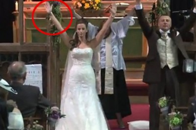 W czasie przysięgi panna młoda podnosi ręce i zaczyna machać! Nagle ludzie w ławkach wstają...