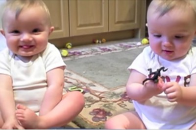 Bliźniaki spokojnie bawią się na podłodze gdy nagle tata głośno kicha! Ich reakcja jest przezabawna! 