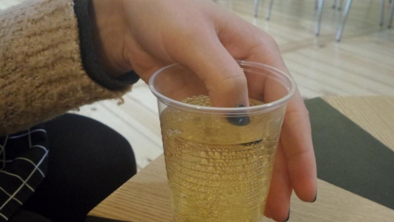Zanurzyła palec w drinku od nieznajomego! Jak lakier zmienił kolor wiedziała że jest w niebezpieczeństwie!
