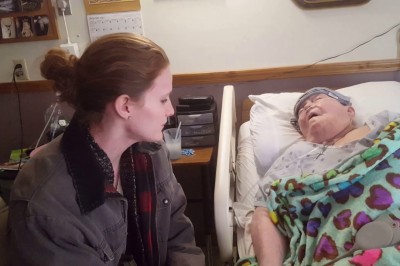 Pielęgniarka zakrada się do pokoju pacjentki! Nie miała pojęcia, że nagrywa ją ukryta kamera! 