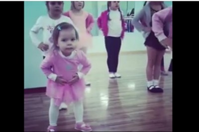 3-latka w szkole tańca nie nadążała za koleżankami! Postanowiła wiec stworzyć własną choreografię!