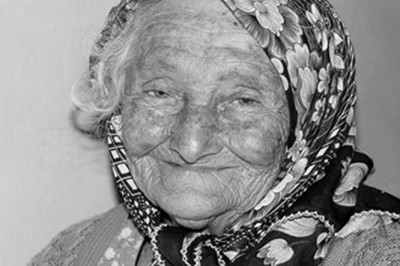 Policja zatrzymuje starszą kobietę która na ulicy gubi dużo pieniędzy! Gdy dowiedzieli się skąd je ma, zaniemówili!