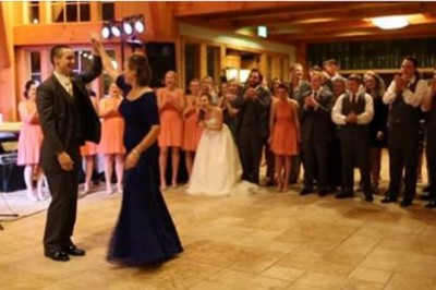 Wyglądało na kolejny nudny weselny taniec matki z synem! Gdy zmieniła się muzyka zaniemówiłam!