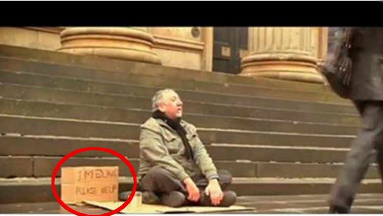 Zmieniła niewidomemu kartkę na której prosił o pieniądze! Ludzie widząc napis, stawali zaskoczeni!