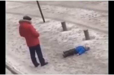 Skopał dzieciaka, bo nie chciał wstać ze śniegu! Brutalny ojciec uchwycony przez monitoring!