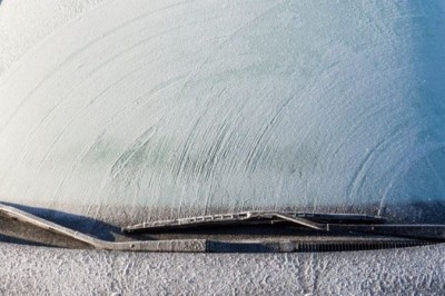 Trzy szybkie i łatwe sposoby na zamarznięte szyby w aucie! Koniec porannych kłopotów!