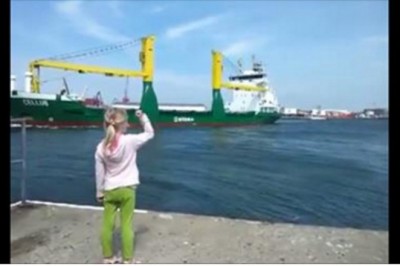 Chciała pomachać do przepływającego okrętu! Wtedy kapitan robi coś takiego, że uciekła przestraszona!