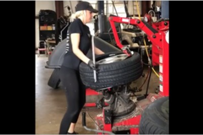   Fajna blondyna bez majtek w warsztacie! Nie dziwię się, że faceci ustawiają się tam w kolejce! 