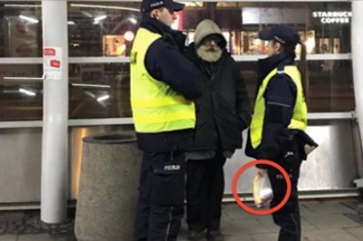 Policjanci podchodzą do zmarzniętego bezdomnego! Jednak zamiast mandatu wręczają mu worek! 