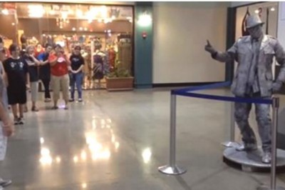 Cwaniak chciał zaszpanować swoim tańcem! Zobacz co zrobił „posąg” stojący za nim!