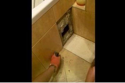 Podczas kąpieli usłyszała dziwne odgłosy pod wanną! Nie mogli uwierzyć w to co wyciągnęli!