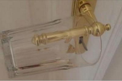 Zastanawiałam się po co postawiła dwie szklanki na klamce! Teraz sama tak robię w nowych miejscach!