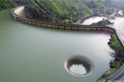 Zobaczył wielką dziurę na środku jeziora! Odpalił drona i wleciał w środek żeby nagrać to zjawisko!