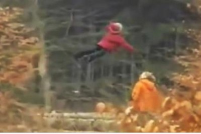 Mężczyzna nagrywał psa spacerując po lesie! Nagle zauważył lewitujące dziecko!