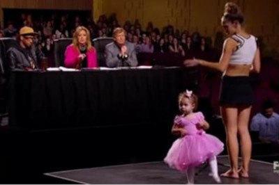 Dwulatka z mamą wychodzą na scenę! Gdy pozwoliła córce zatańczyć jurorzy zaniemówili z wrażenia!