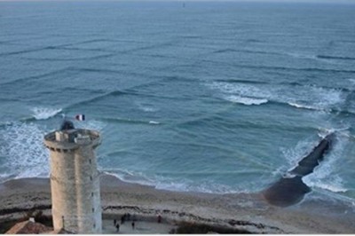 Chciał zrobić zdjęcie morza z latarni! Uchwycił niezwykły wygląd morza i dziwne fale! 