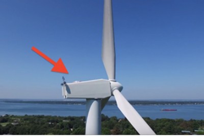 Dron nagrywa dziwną rzecz na szczycie turbiny wiatrowej! Taki widok to rzadkość!