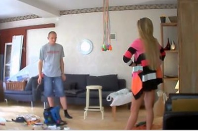 Tak się podjarał, że nie wiedział co robić! Fajna blondyna bajeruje fachowca na remoncie :D