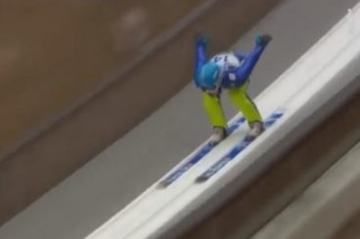 Głową trafiła idealnie w próg! Mocny wypadek chińskiej zawodniczki na skoczni w Słowenii!