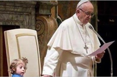 Dziewczynka z zespołem Downa podeszła w czasie audiencji do papieża! Zobacz jak zareagował Franciszek!