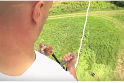 Gość skacze na bungee bez uprzęży! Tak się to robi gdy ma się jaja ze stali!