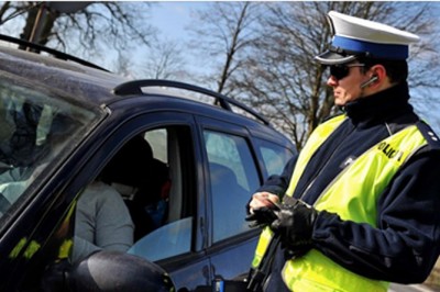 Policjanci zatrzymują rozpędzone auta! Mężczyzna za kierownicą był roztrzęsiony i do tego płakał