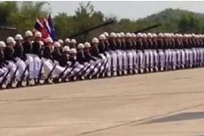 Niezwykłyu pokaz musztry! Przez cały czas patrz na pierwszego żołnierza z lewej strony! 