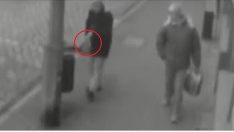 Wyrzucili do śmietnika szczelnie zawiązaną torbę ze szczeniakiem w środku! Policja prosi o pomoc w znalezieniu sprawców!