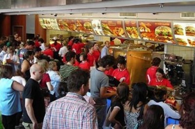 Poznaj fakty o fast-foodach których personel restauracji nigdy Ci nie zdradzi! Zobacz czego unikać!