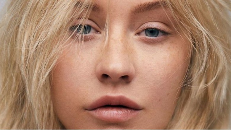 Christina Aguilera zawsze królowała w teledyskach z mocnym makijażem! W sesji bez makijażu jest praktycznie nie do poznania!
