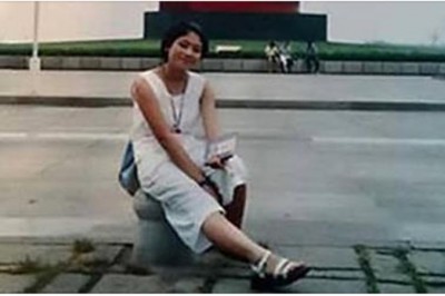 Mąż przygląda się zdjęciu żony z przed 18 lat! W tle widzi szczegół który odebrał mu mowę! 