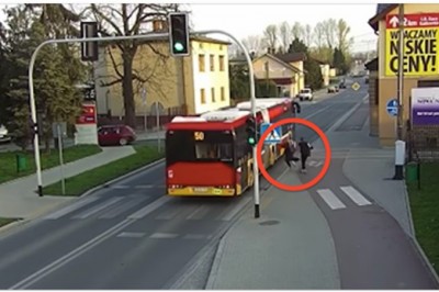 Koleżanki szły ulicą gdy niespodziewanie jedna wpycha drugą pod koła autobusu! Tłumaczyła, że to żart! 