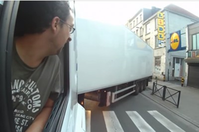 Ma skilla skubaniec! Wjazd w bardzo wąską uliczkę do Lidla w Brukseli!