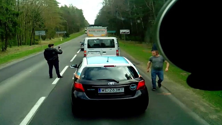 Napakowany kierowca szybko poskromił śmiecących frajerów! Tak się uczy kultury!