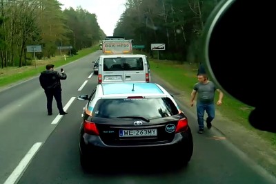 Napakowany kierowca szybko poskromił śmiecących frajerów! Tak się uczy kultury!