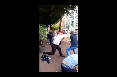 Skasował ich jednego po drugim! Ochroniarz wyrzuca typów z restauracji, ale Ci zaczynają kozaczyć!