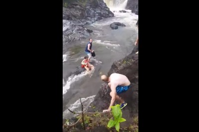 To były dosłownie sekundy! Wypoczywająca para zaskoczona przez rzekę!