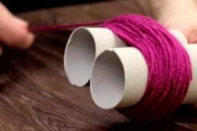 Okręciła dwie rolki po papierze kolorową włóczką i pocięła! Efekt jaki uzyskała w sypialni jest niezwykły!