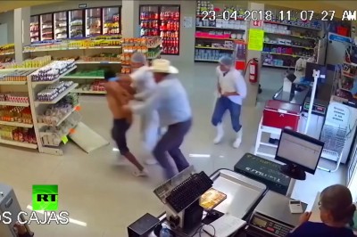 Stary kowboj gołymi rękoma powstrzymuje rabusia z bronią w ręku! Wziął go z zaskoczenia!