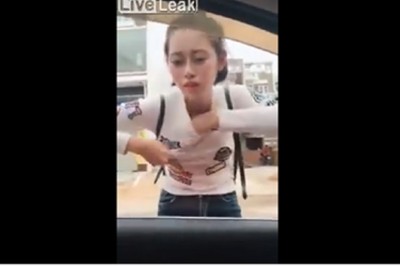 Chciała poprawić makijaż i stanik w odbiciu w szybie auta! Nie przewidziała, że w środku ktoś siedzi! 