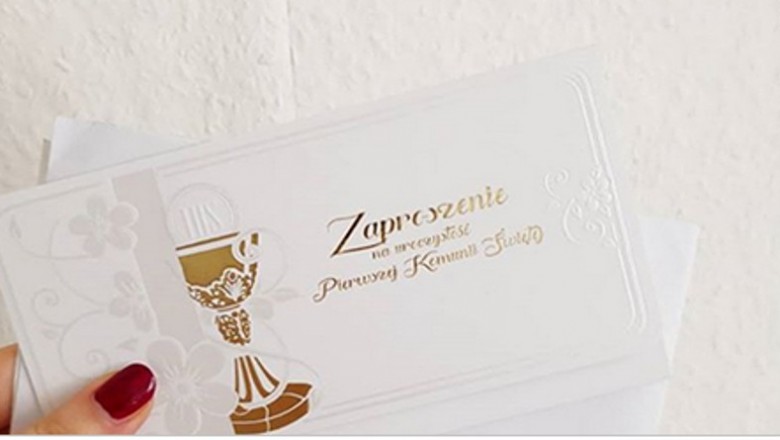 Otrzymała zaproszenie na Komunię córki swojej kuzynki! Kiedy je przeczytała śmiała się na głos!