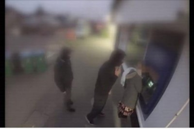 Chcieli okraść kobietę wypłacającą pieniądze z bankomatu! Uratował ją niespodziewany bohater! 