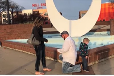 Oświadczał się dziewczynie! Nagle ich 3-letni synek postanowił przerwać tą słodką chwilę i rozpina spodnie...