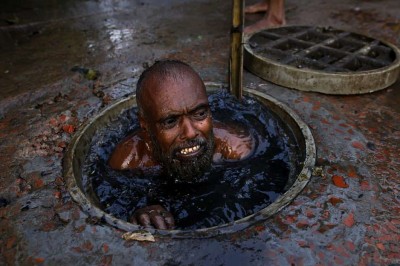 Narzekasz na swoją pracę? Ci czyściciele kanalizacji nurkują do szamba za równowartość 25 zł dziennie! 