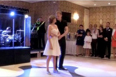 Panna młoda zakłada adidasy i jest gotowa do tańca! Gdy Pan młody ją chwyta goście wstrzymują oddech! 