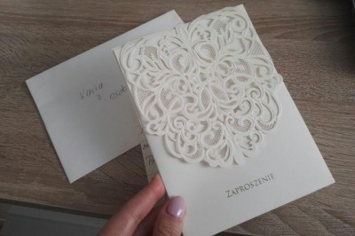 Otrzymała zaproszenie na ślub z nietypowym wierszykiem! Państwo młodzi wprost domagali się jednej rzeczy! 