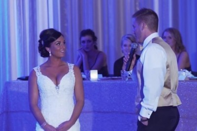 W czasie wesela mówi żonie, że teraz stworzą szczęśliwą rodzinę we troje i wskazuje kogoś kto stoi za nią!