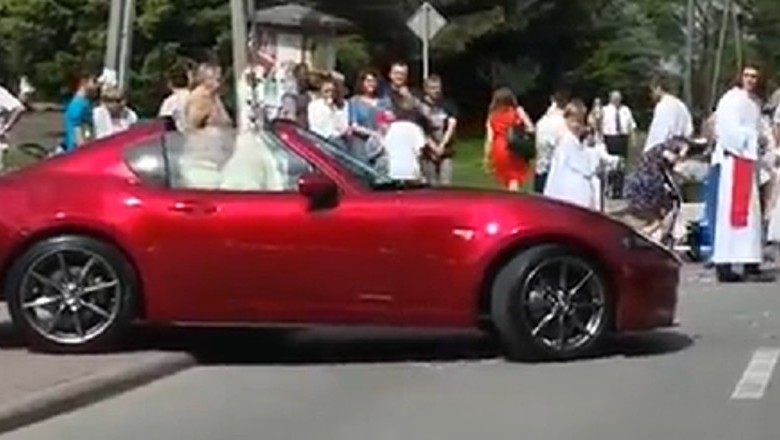 Ksiądz prowadził procesję jadąc w czerwonym kabriolecie Mazdy ! Czyli Boże Ciało na bogato!