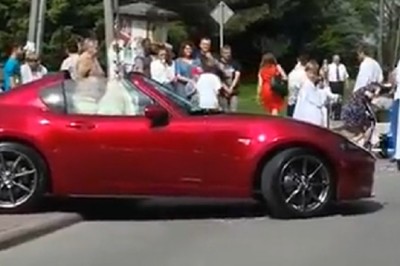 Ksiądz prowadził procesję jadąc w czerwonym kabriolecie Mazdy ! Czyli Boże Ciało na bogato! 