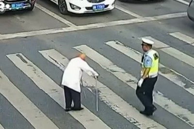 Policjant podszedł do staruszka na przejściu! Kierowcy nie wierzyli w to co widzą!